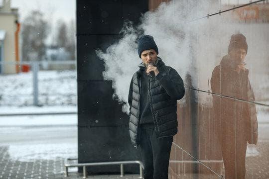 E-papierosy bajo la lupa, cigarrillos electronicos muertes y la evidencia científica que preocupa